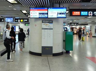 Platform conditions and waiting time for trains of the two cross-harbour lines are shown at the concourse of the Admiralty station.